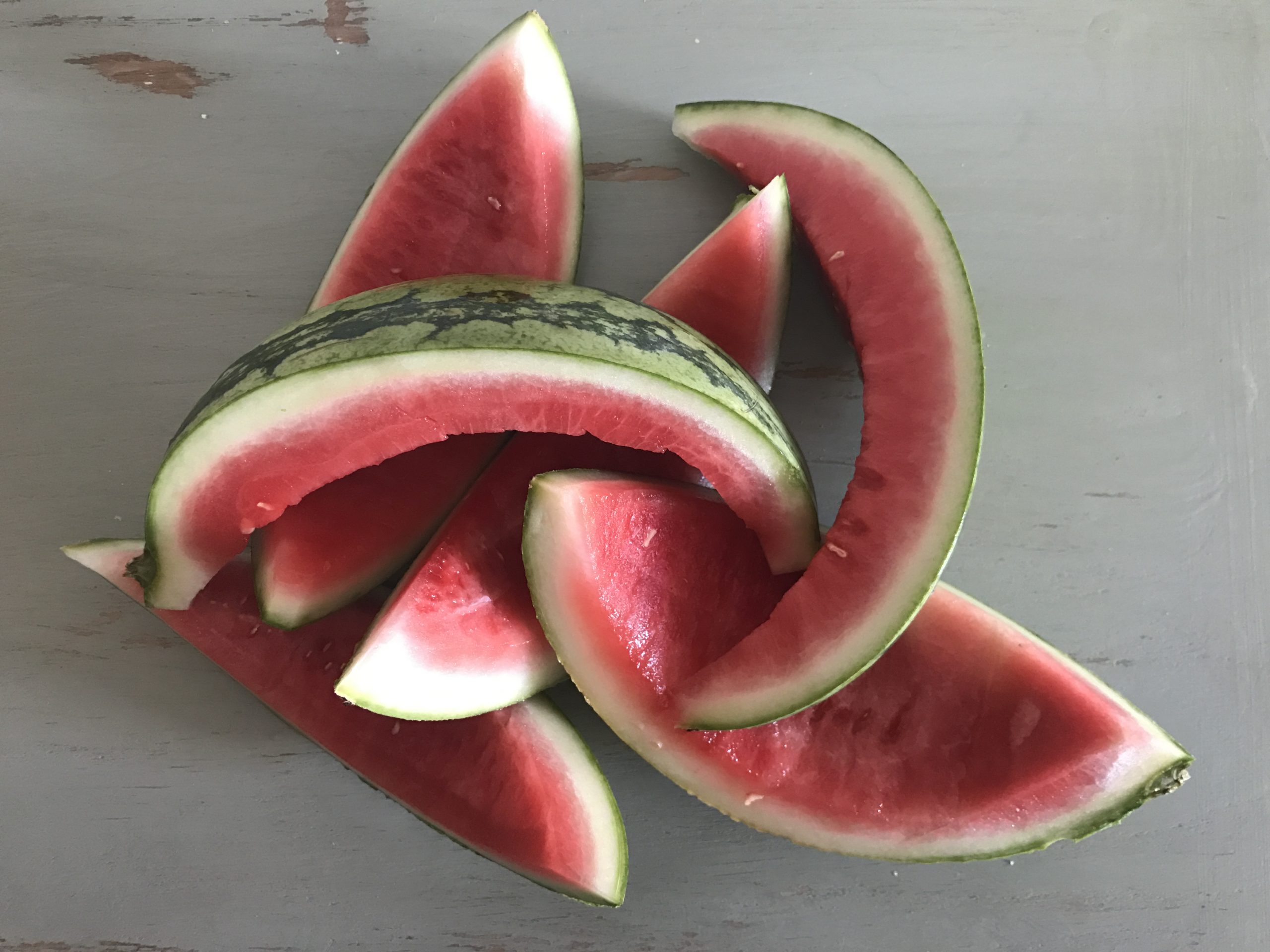 Die Reste einer Wassermelone aufeinandergeschichtet.