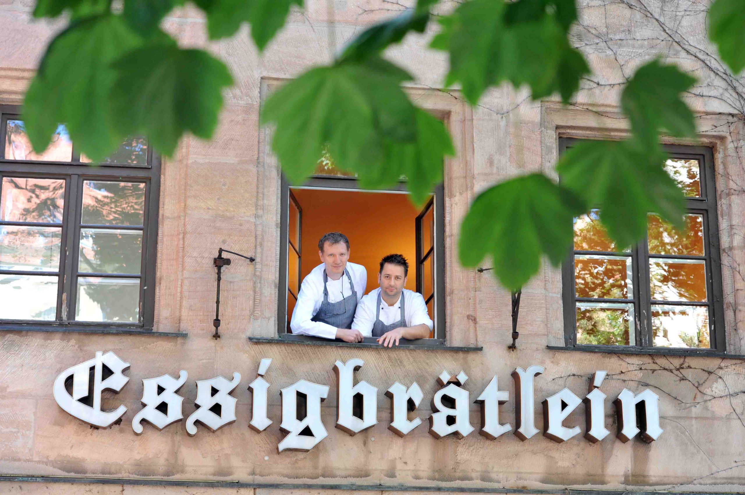 Andree Köthe und Yves Ollech schauen aus dem Fenster ihres Sternelokals Essigbrätlein in Nürnberg. 