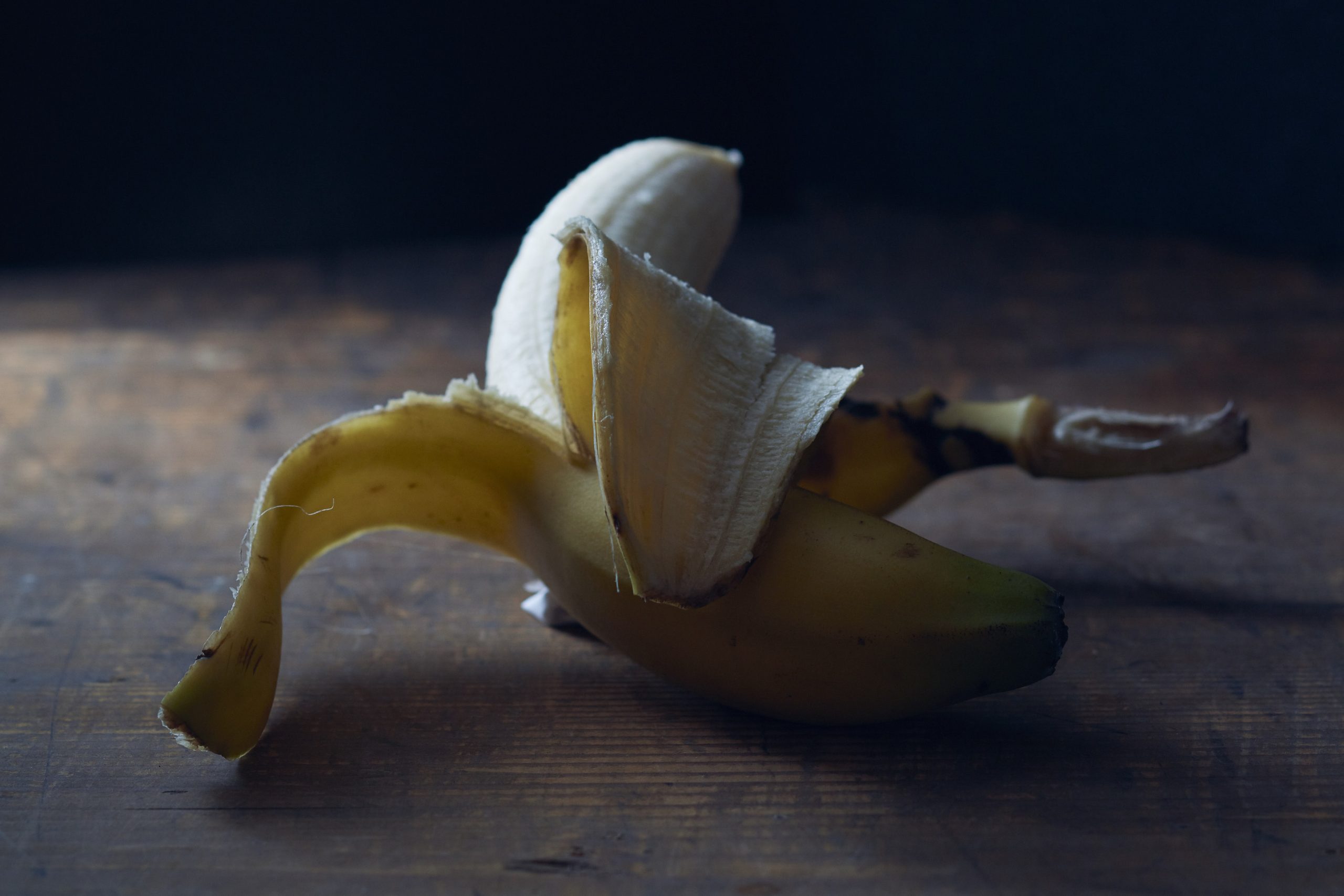 Ein halb geschälte Banane auf dem Tisch.
