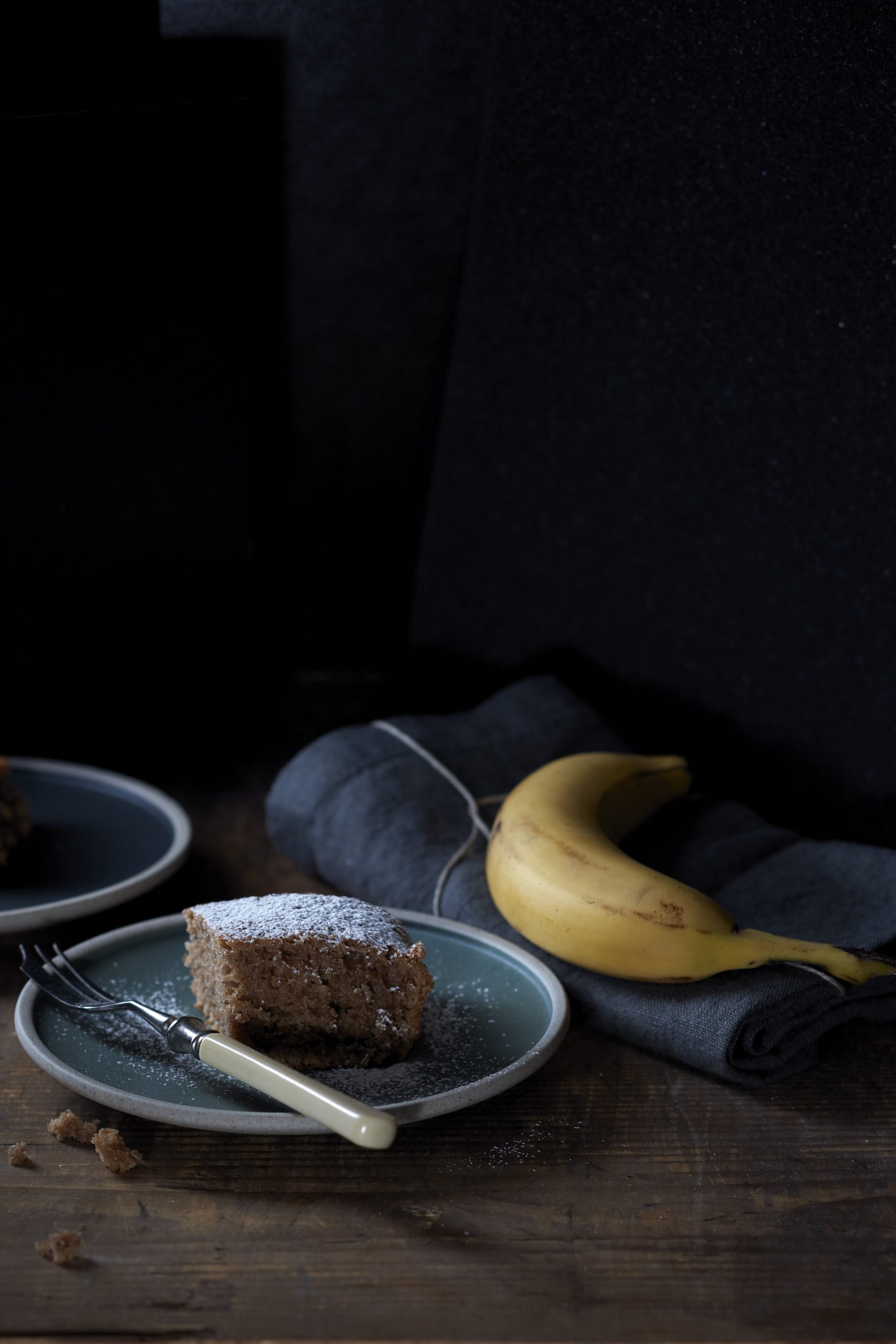 Bananenschalen-Kuchen auf einem Teller, daneben eine Banane.