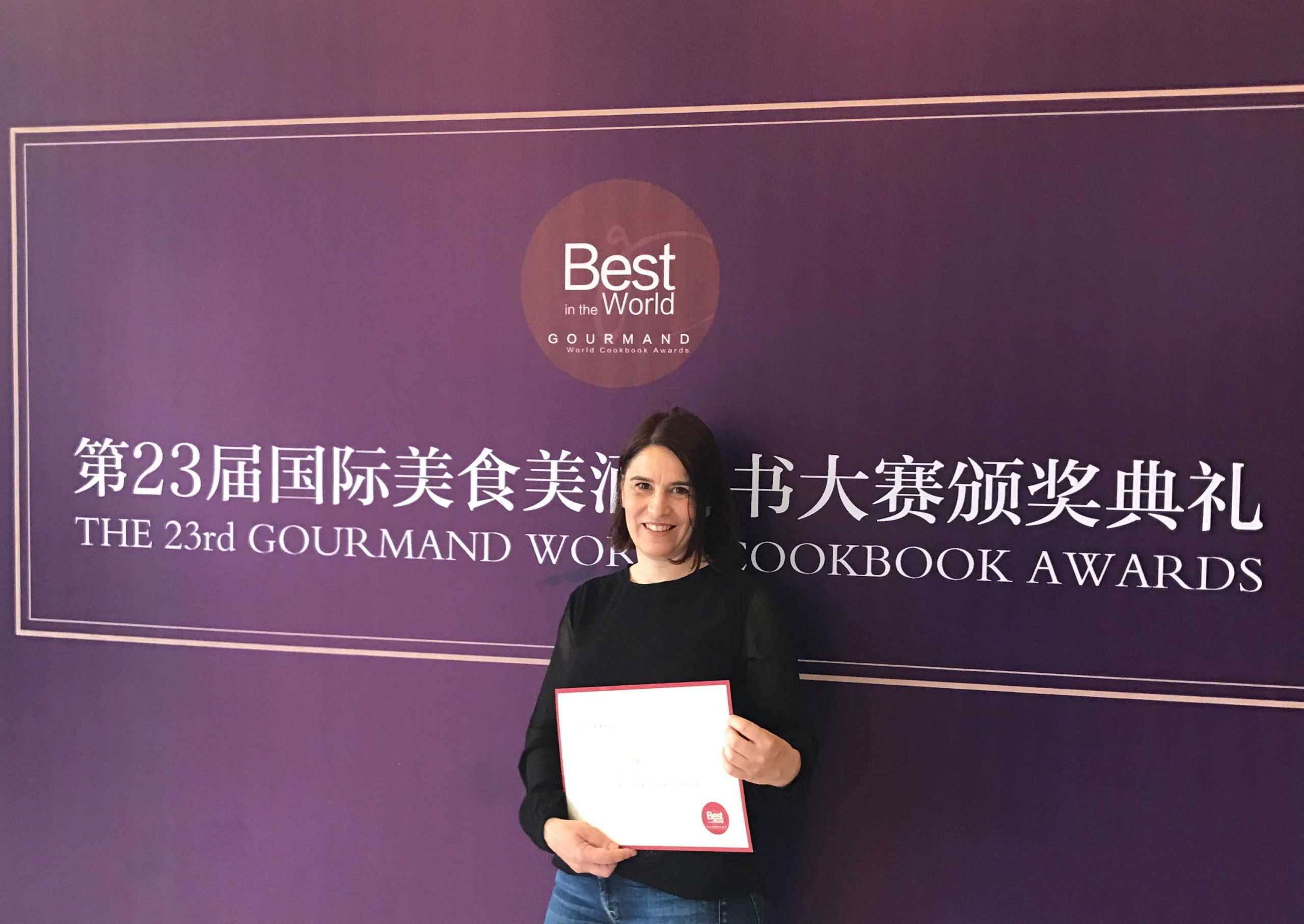 Esther Kern hält in China die Auszeichnung der Gourmand Arwards in den Händen.
