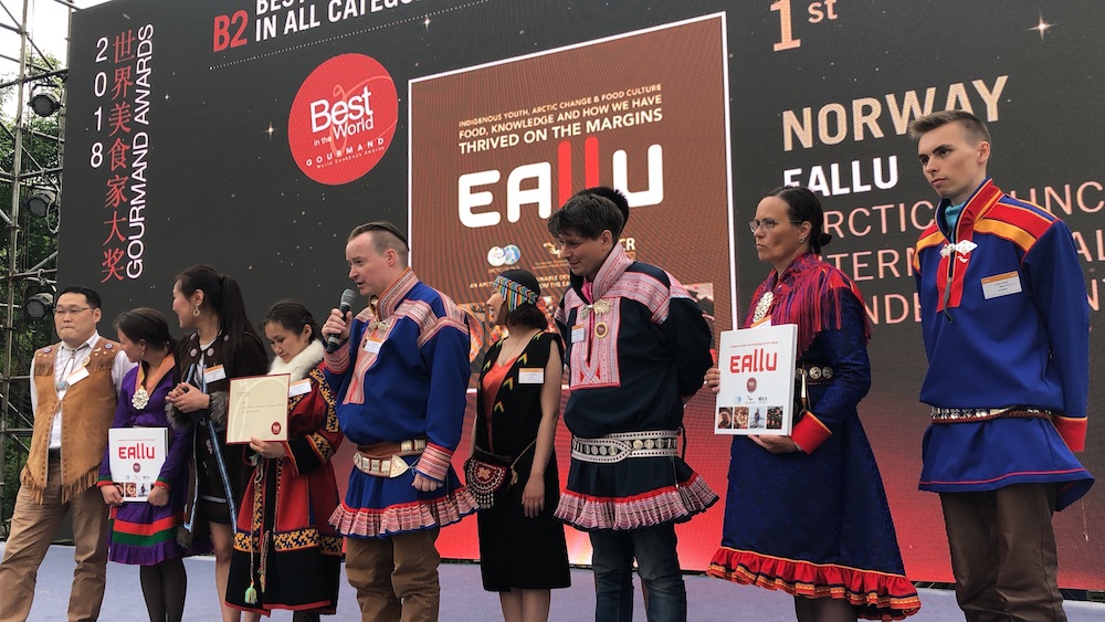 Die Preisträger des Kochbuch-Oscars stehen auf der Bühne. Es ist die Eallu-Delegation in traditionellen Gewändern.