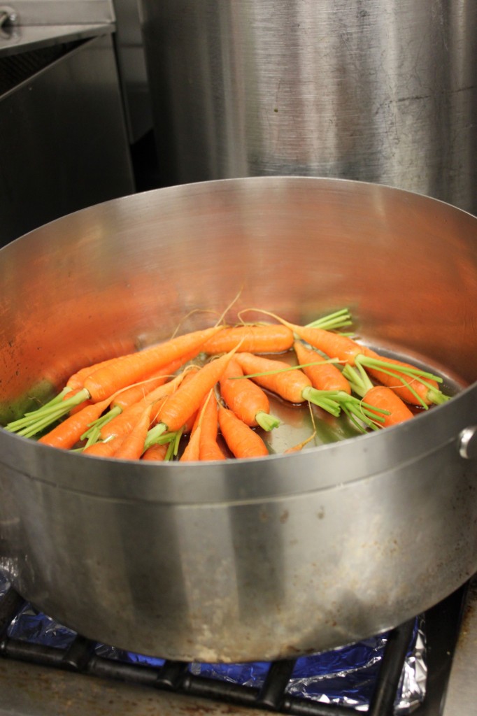 Karotten in einem Kochtopf.